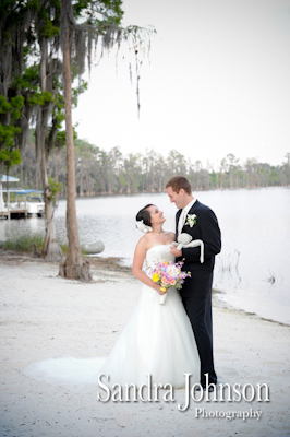 Best Lakeside wedding at Paradise Cove in Orlando, Florida - Wedding photographer - Sandra Johnson (SJFoto.com)